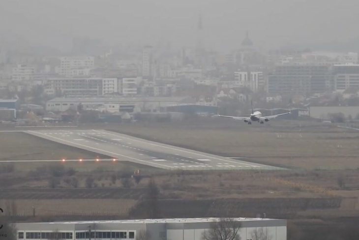 vantul-din-cluj-i-a-obligat-pe-piloti-sa-recurga-la-manevre-extreme.-„crabbing”-executat-pe-rafale-de-pana-la-31-de-noduri