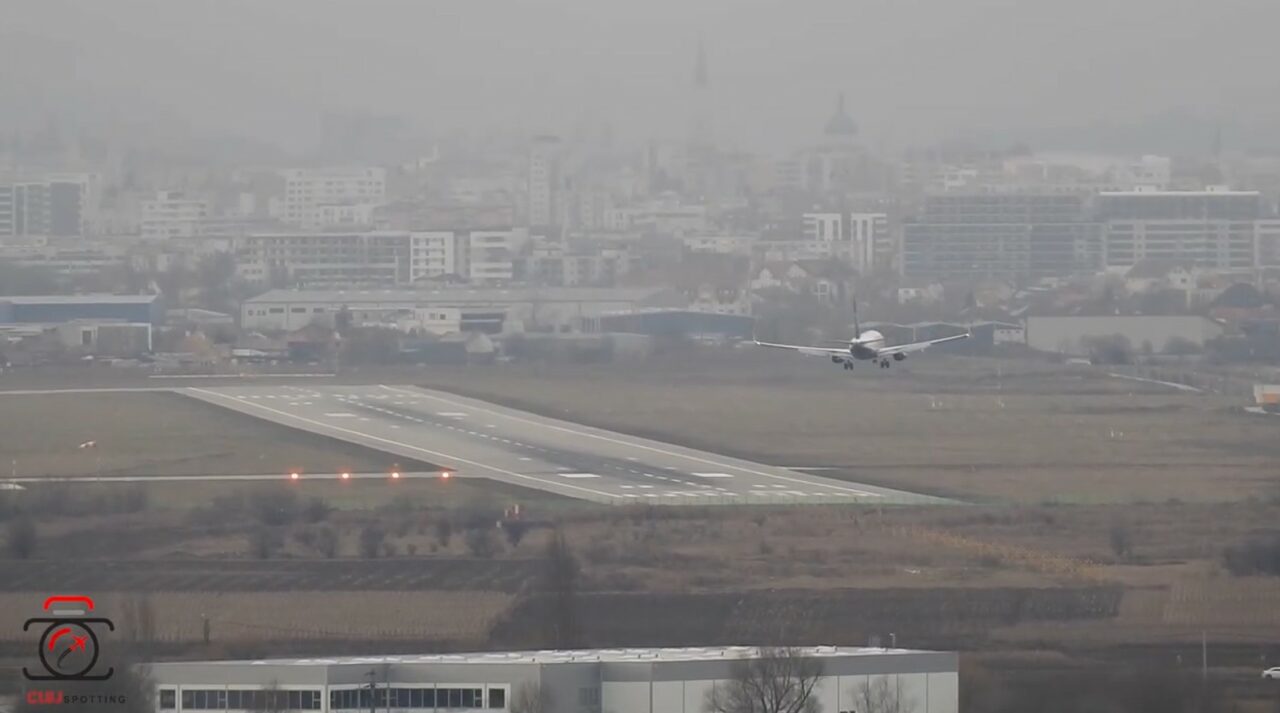 vantul-din-cluj-i-a-obligat-pe-piloti-sa-recurga-la-manevre-extreme.-„crabbing”-executat-pe-rafale-de-pana-la-31-de-noduri