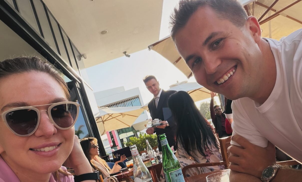 simona-halep-a-facut-public-ritualul-dintre-ea-si-barbatul-cu-care-s-a-afisat-la-dubai:-intotdeauna