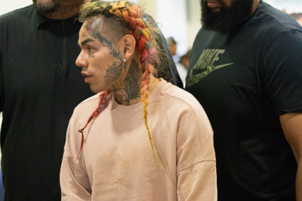 motiv-de-sarbatoare.-rapperul-tekashi-6ix9ine-este-foarte-fericit-ca-e-vecin-cu-maduro-in-inchisoarea-din-brooklyn