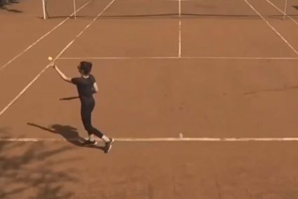 o-tanara-a-primit-wild-card-pe-tabloul-principal-al-unui-turneu-de-tenis,-desi-nu-stia-sa-dea-in-minge.-video