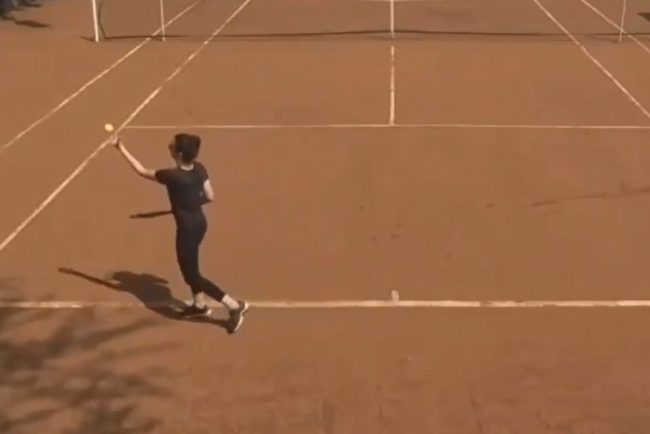 o-tanara-a-primit-wild-card-pe-tabloul-principal-al-unui-turneu-de-tenis,-desi-nu-stia-sa-dea-in-minge.-video