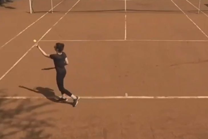 o-tanara-a-primit-wild-card-pe-tabloul-principal-al-unui-turneu-de-tenis,-desi-nu-stia-sa-dea-in-minge.-video
