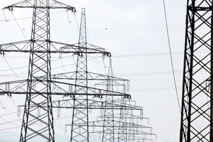 zeci-de-mii-de-consumatori-din-judetul-alba-sunt-in-continuare-fara-electricitate.-viscolul-a-provocat-avarii-semnificative