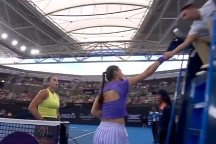gestul-arynei-sabalenka-in-momentul-strangerii-de-mana-cu-sorana-cirstea,-la-fileu.-video