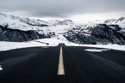 zapada-si-gheata-blocheaza-zboruri-si-aglomereaza-autostrazi-in-multe-tari-ale-europei