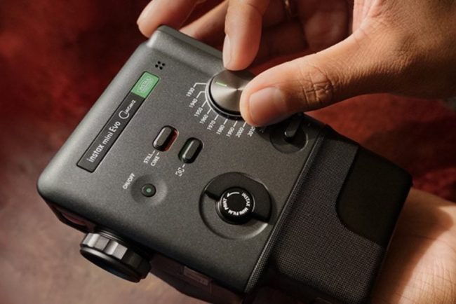 instax-mini-evo-cinema:-camera-fujifilm-care-arata-ca-un-single-8-din-1965-si-transforma-video-in-print-instant