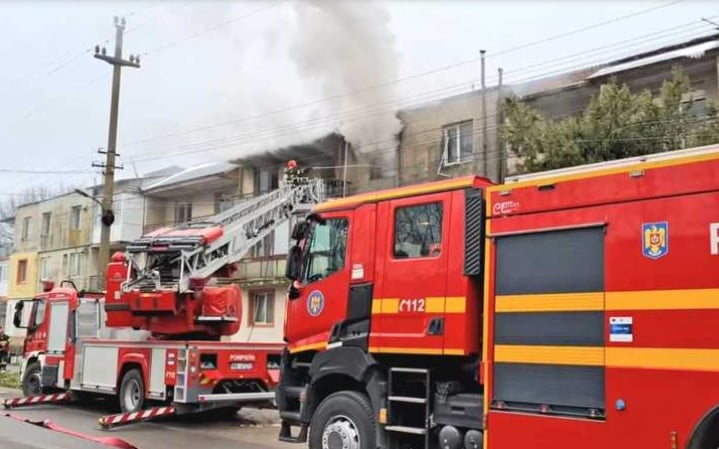 teleorman:-incendiu-cu-victime-intr-un-bloc-din-branceni.-doua-persoane-ranite,-mai-multe-evacuate