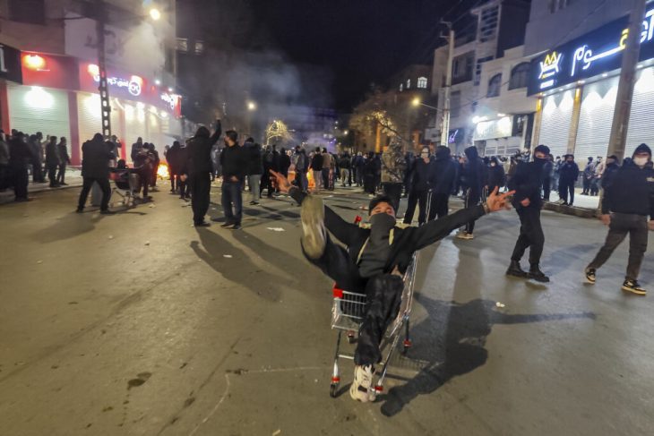 procurorul-general-al-iranului-avertizeaza-ca-protestatarii-risca-pedeapsa-cu-moartea
