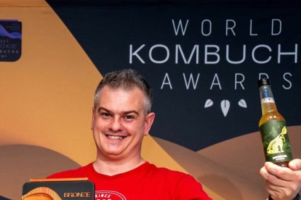 medic-din-targu-mures,-afacere-de-succes-cu-kombucha,-o-bautura-din-ceai-verde-fermentat.-a-obtinut-deja-si-o-medalie-internationala