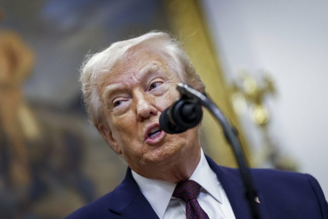 trump-ameninta-ca-orice-tara-care-face-afaceri-cu-iranul-va-fi-supusa-unei-taxe-vamale-de-25%