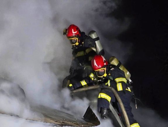 explozie-intr-un-apartament-din-zalau.-incendiul-a-cuprins-locuinta-de-la-etajul-al-doilea,-a-fost-activat-planul-rosu