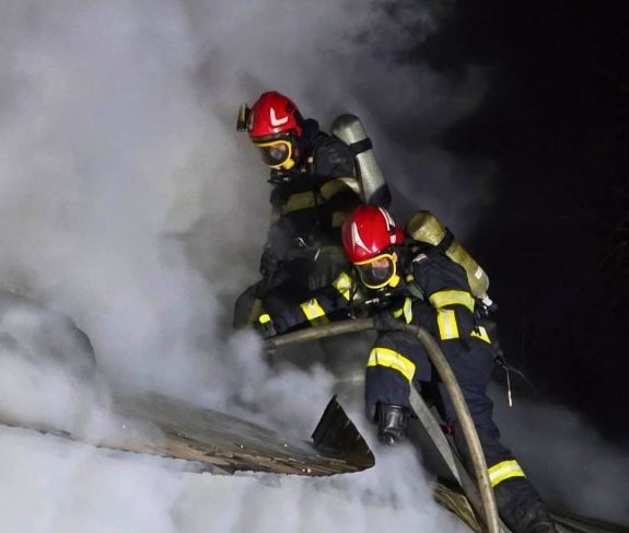 explozie-intr-un-apartament-din-zalau.-incendiul-a-cuprins-locuinta-de-la-etajul-al-doilea,-a-fost-activat-planul-rosu