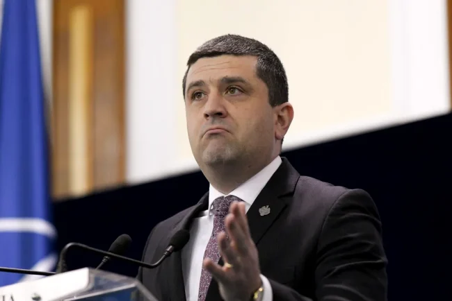 miruta-revine-si-spune-ca-nu-a-zis-ca-romania-ar-putea-sa-trimita-trupe-in-groenlanda:-este-o-dezinformare-/-ieri-spunea:-decizia-se-va-lua-in-csat