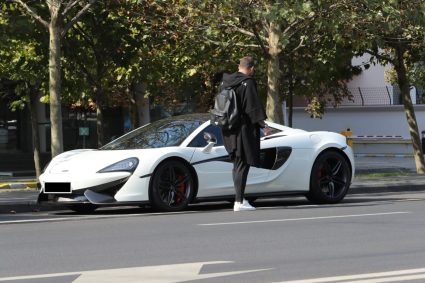 romanul-care-a-facut-credit-pentru-a-si-cumpara-un-bolid-mclaren,-afectat-apoi-de-rate:-a-fost-greoi