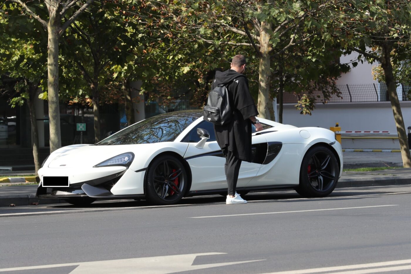 romanul-care-a-facut-credit-pentru-a-si-cumpara-un-bolid-mclaren,-afectat-apoi-de-rate:-a-fost-greoi