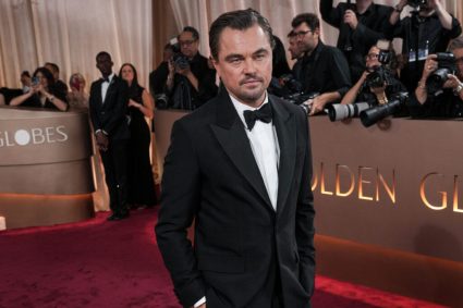 misterul-momentului-viral-cu-leonardo-dicaprio-la-golden-globe-a-fost-lamurit:-cine-era-vizat-de-glumele-actorului