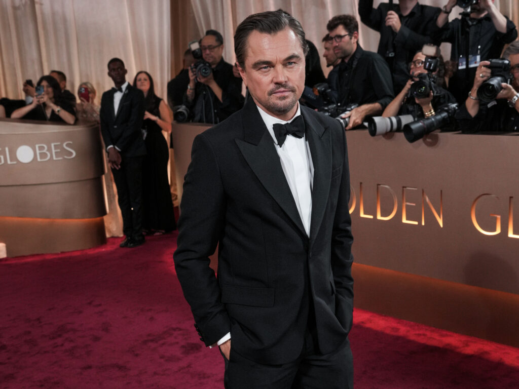 misterul-momentului-viral-cu-leonardo-dicaprio-la-golden-globe-a-fost-lamurit:-cine-era-vizat-de-glumele-actorului