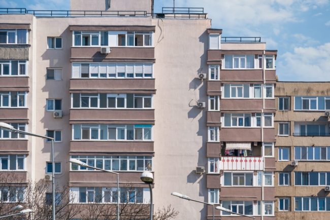 unde-se-gaseste-cea-mai-ieftina-garsoniera-din-romania,-in-ianuarie-2026.-desi-suprafata-este-de-doar-10-metri-patrati,-locuinta-are-baie-proprie