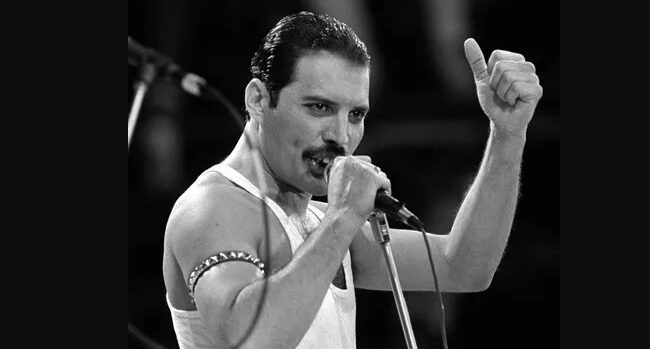 fiica-secreta-a-lui-freddie-mercury-s-a-stins-din-viata-la-doar-48-de-ani