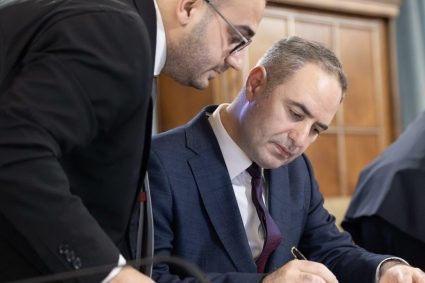 ministrul-finantelor-a-semnat-al-doilea-contract-de-finantare-pentru-autostrada-a1:-prima-autostrada-care-traverseaza-carpatii,-in-linie-dreapta