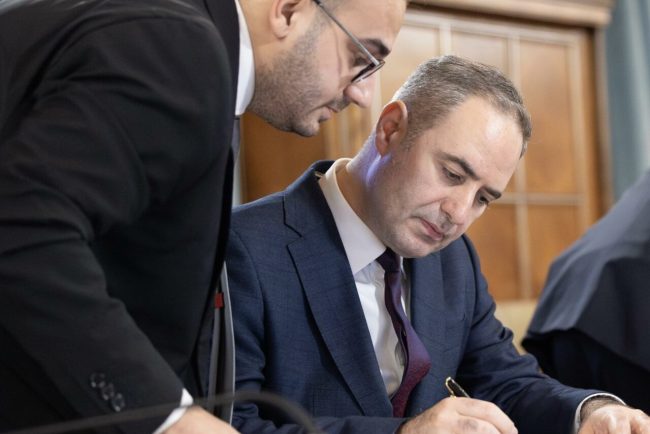 ministrul-finantelor-a-semnat-al-doilea-contract-de-finantare-pentru-autostrada-a1:-prima-autostrada-care-traverseaza-carpatii,-in-linie-dreapta