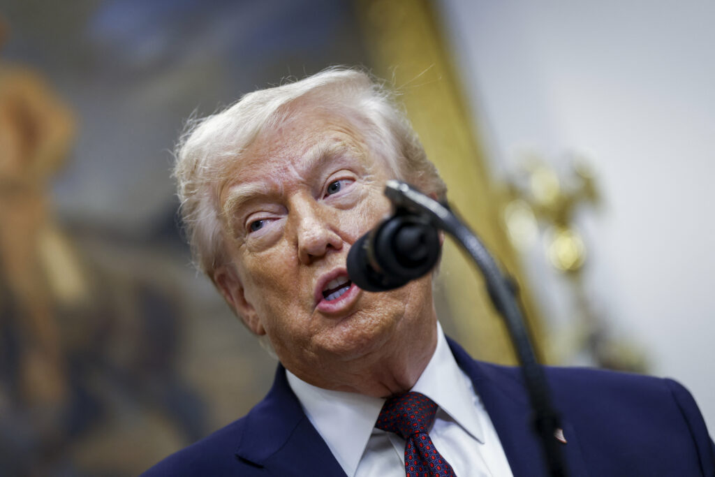 mii-de-persoane-participa-la-protestul-anti-trump-din-copenhaga