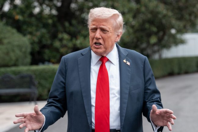 strada-care-trece-prin-fata-proprietatii-din-florida-a-liderului-sua-a-primit-numele-president-donald-j.-trump-boulevard