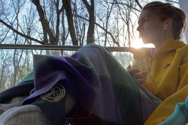simona-halep-a-publicat-4-fotografii:-in-prima-se-citesc-durerea-din-ochii-mei-inlacrimati-si-speranta
