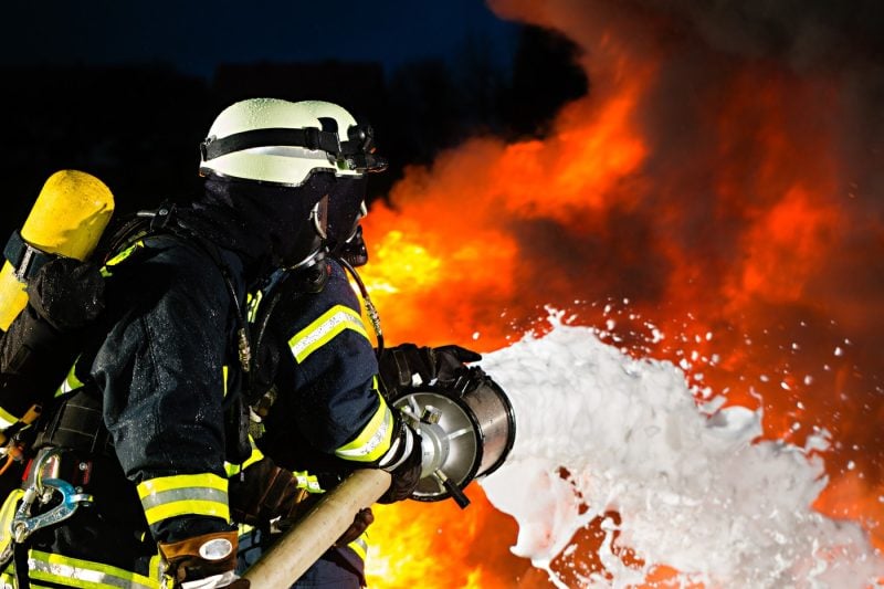 incendiu-la-o-fabrica-de-prelucrare-a-polistirenului-din-judetul-cluj.-sase-autospeciale-isu,-mobilizate-la-fata-locului