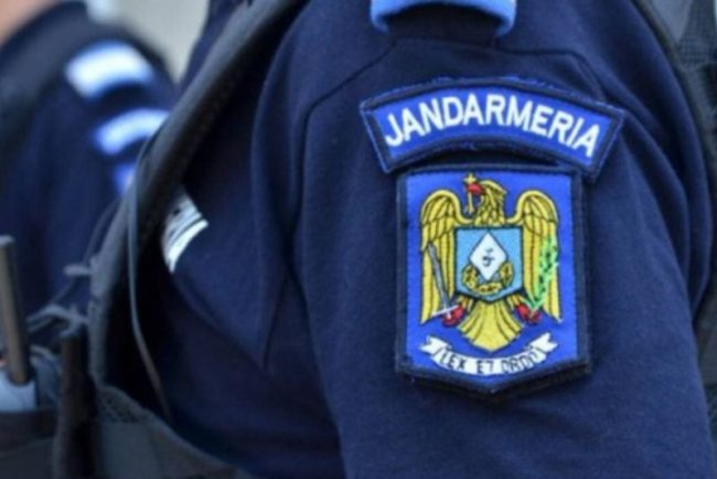 o-femeie-in-fusta,-coborata-de-un-jandarm-de-pe-partie,-in-romania.-imaginile-au-devenit-virale:-„nu-e-podium”