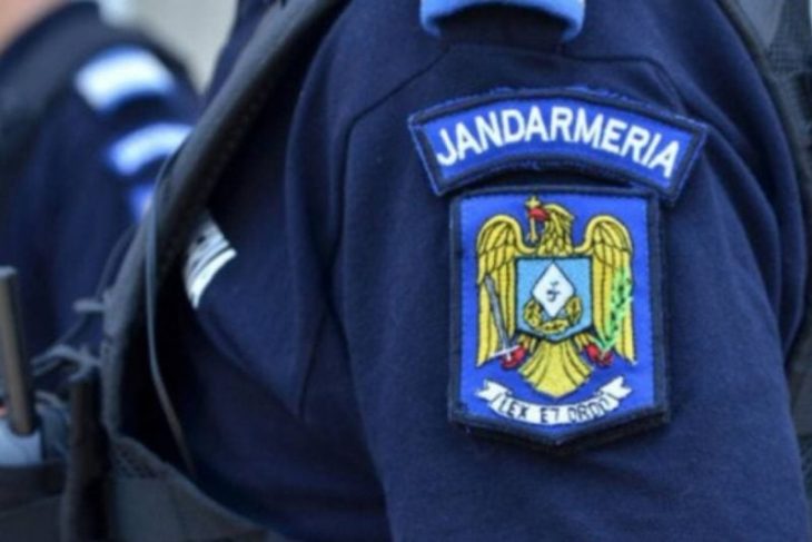 o-femeie-in-fusta,-coborata-de-un-jandarm-de-pe-partie,-in-romania.-imaginile-au-devenit-virale:-„nu-e-podium”