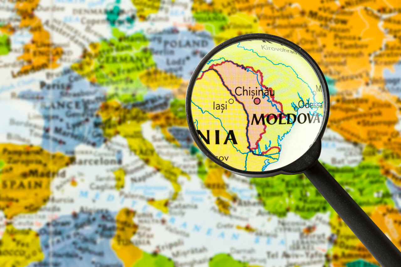 singurul-sat-din-republica-moldova-unde-se-afla-case-de-hobbiti.-turistii-sunt-atrasi-de-locuintele-neobisnuite-ale-localnicilor