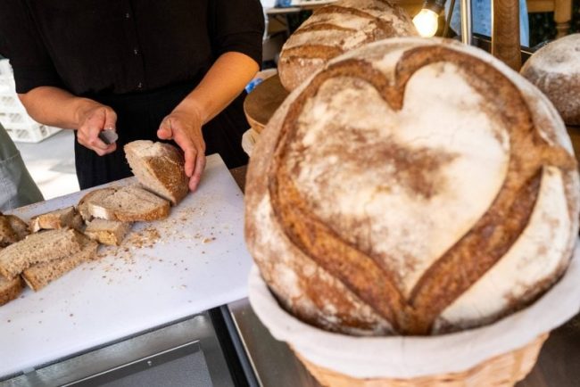 painea-de-pe-mesele-romanilor-si-sarea-in-exces-ministerul-sanatatii-monitorizeaza,-dar-nu-reglementeaza,-iar-nutritionistii-avertizeaza:-in-timp,-poate-crea-mai-multe-dezechilibre.-exclusiv