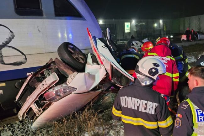 accident-feroviar-grav-in-chiajna-un-barbat-a-ramas-incarcerat-dupa-ce-un-autoturism-a-fost-lovit-de-tren.-circulatia-feroviara-este-oprita