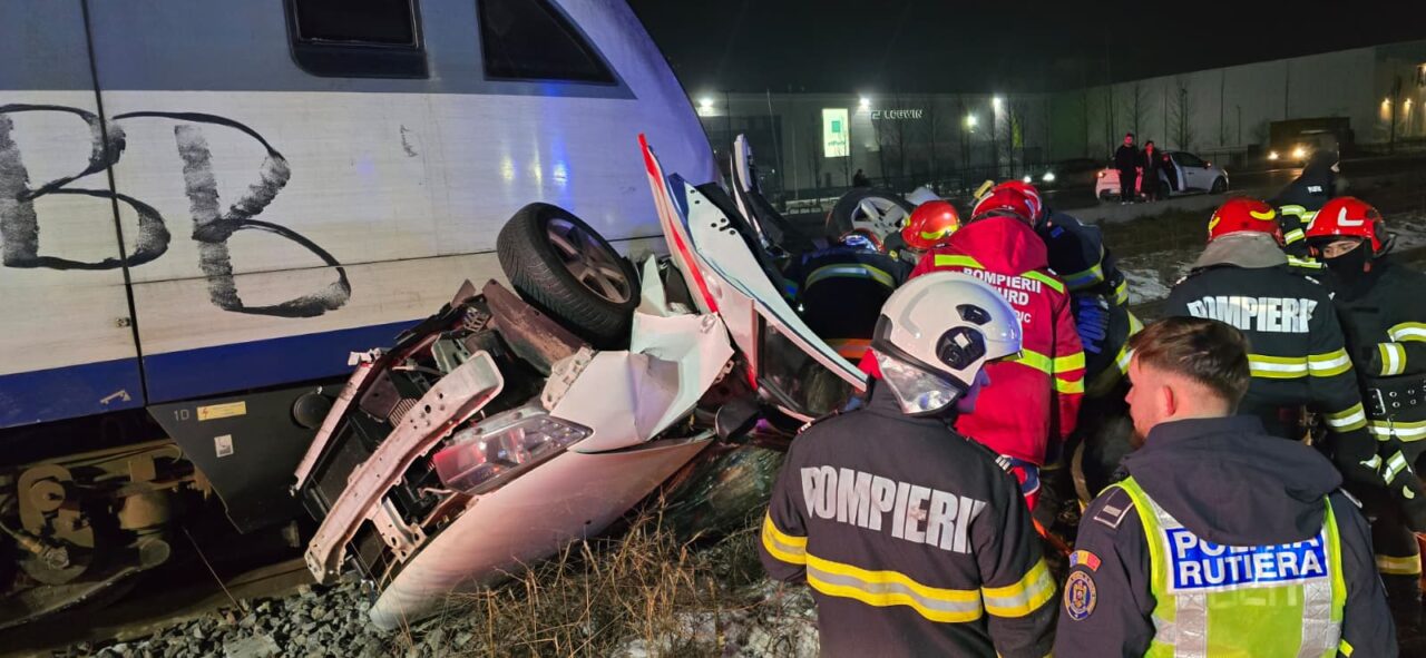 accident-feroviar-grav-in-chiajna-un-barbat-a-ramas-incarcerat-dupa-ce-un-autoturism-a-fost-lovit-de-tren.-circulatia-feroviara-este-oprita