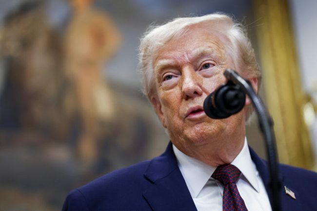 trump-semneaza-un-ordin-pentru-a-limita-investitorii-de-pe-wall-street-in-sectorul-locuintelor-unifamiliale