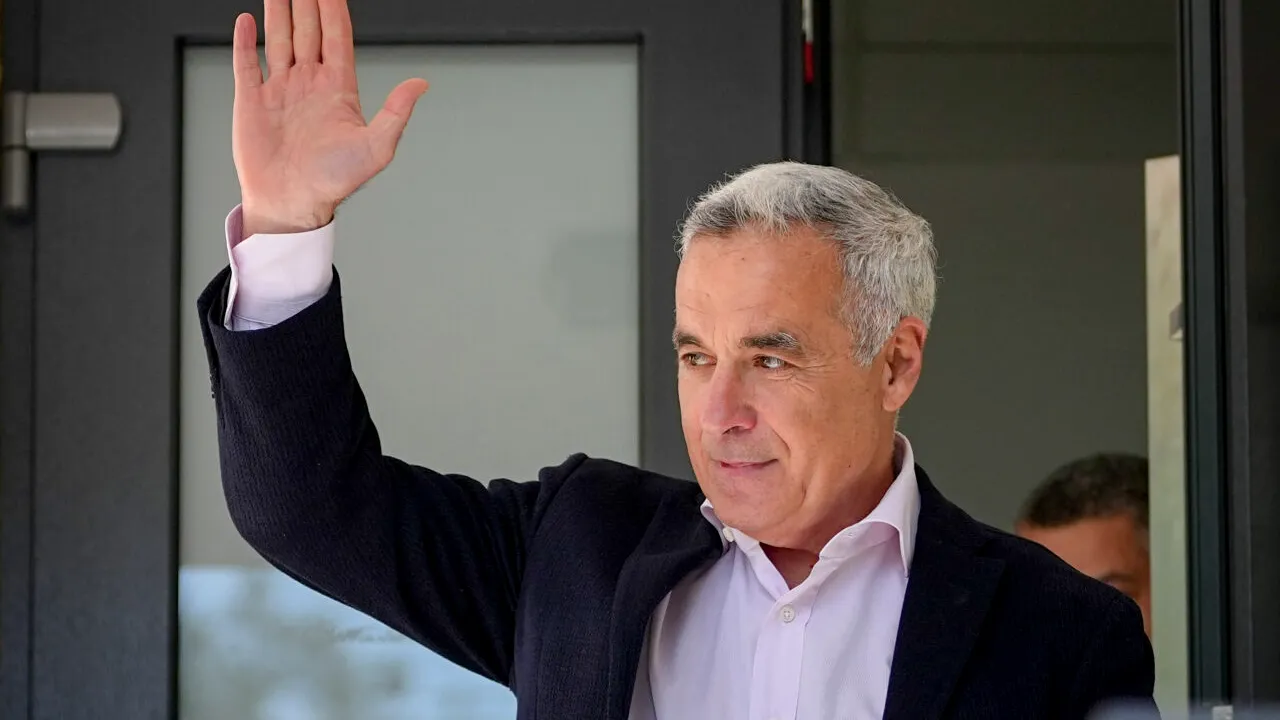 calin-georgescu-ajunge-din-nou-in-fata-procurorilor.-zeci-de-sustinatori-s-au-strans-deja-in-fata-curtii-de-apel-sa-l-intampine