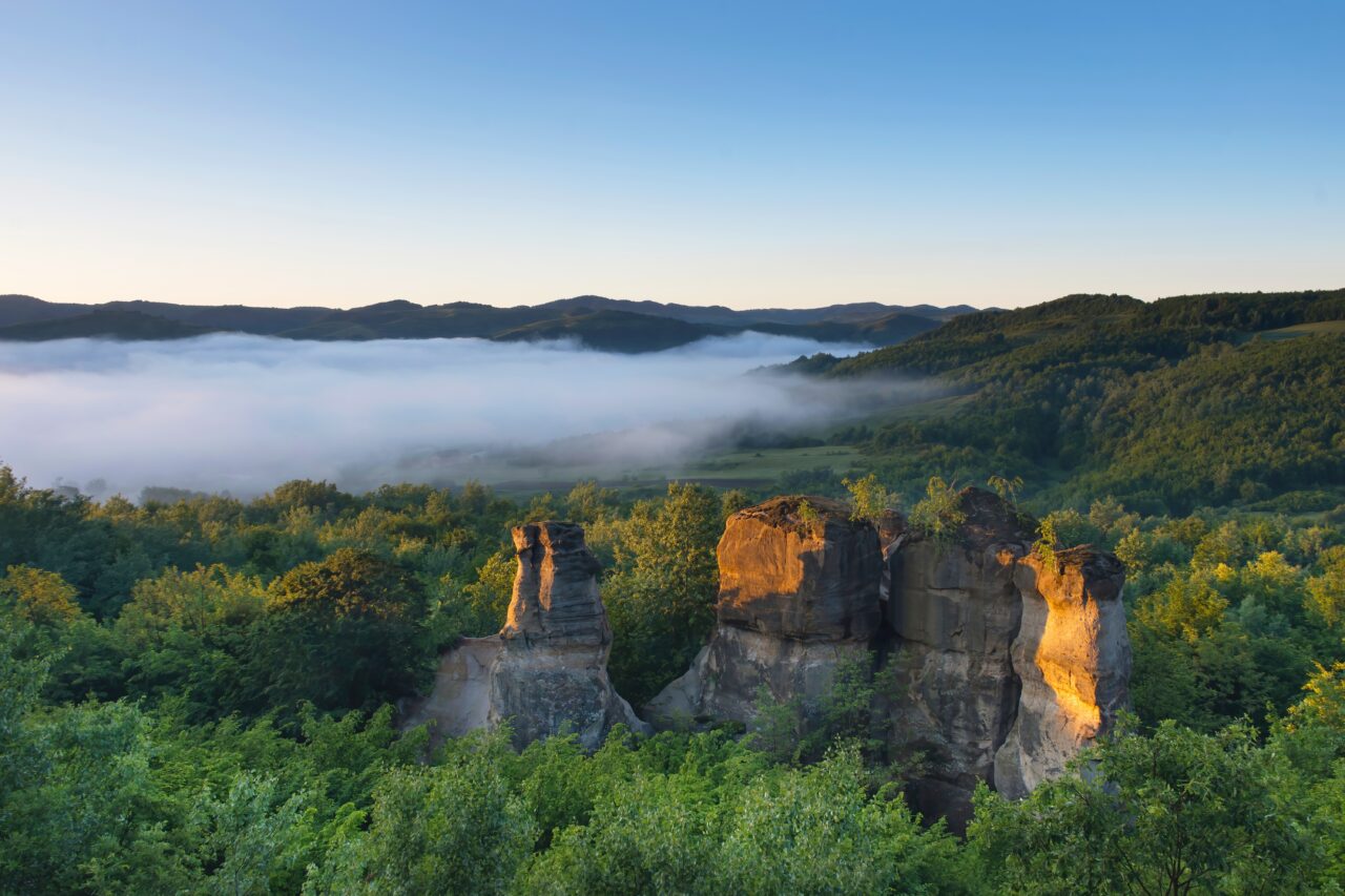 unde-se-afla-localitatea-din-romania-cu-cel-mai-scurt-nume.-este-un-loc-marcat-de-unul-dintre-cele-mai-tragice-episoade-din-istoria-recenta-a-tarii