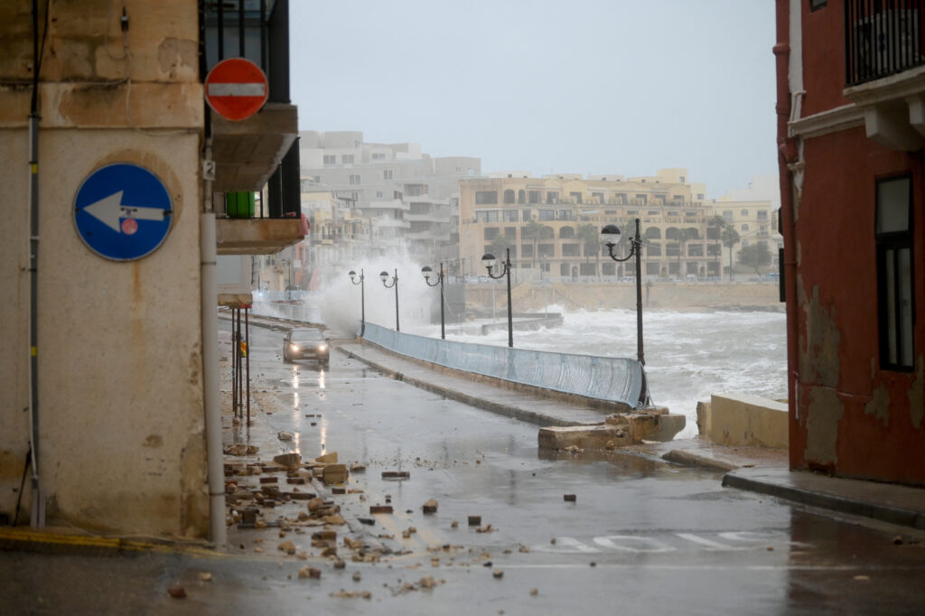 furtuna-harry-provoaca-inundatii-si-pagube-in-mediterana,-afectand-malta,-italia,-franta-si-spania