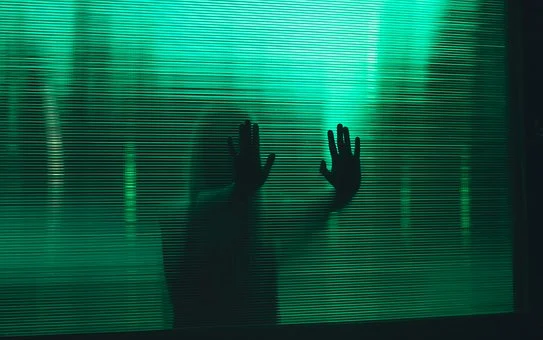 inteligenta-artificiala-a-invatat-sa-minta?-o-femeie-a-avut-iluzii-de-comunicare-cu-fratele-ei-decedat-dupa-sesiuni-de-chatbot-nocturne