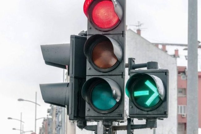 semaforul-intermitent-la-dreapta-te-lasa-fara-permis-de-conducere-–-ce-trebuie-sa-faci,-conform-codului-rutier-2026