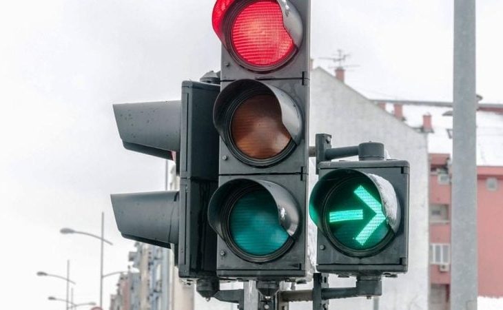 semaforul-intermitent-la-dreapta-te-lasa-fara-permis-de-conducere-–-ce-trebuie-sa-faci,-conform-codului-rutier-2026