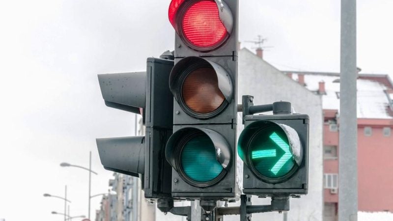 semaforul-intermitent-la-dreapta-te-lasa-fara-permis-de-conducere-–-ce-trebuie-sa-faci,-conform-codului-rutier-2026