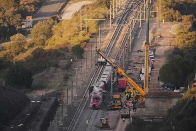 un-alt-accident-feroviar-in-spania.-este-al-treilea-in-cateva-zile,-un-tren-s-a-ciocnit-cu-o-macara