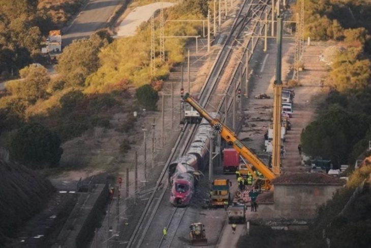 un-alt-accident-feroviar-in-spania.-este-al-treilea-in-cateva-zile,-un-tren-s-a-ciocnit-cu-o-macara