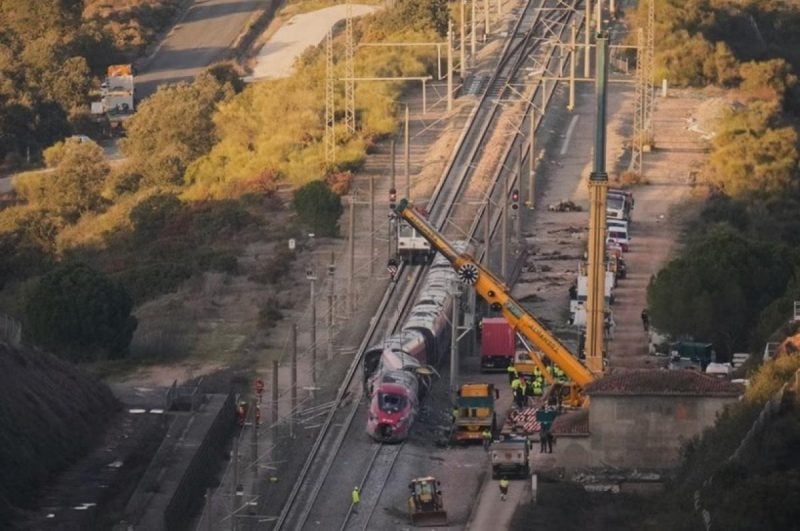 un-alt-accident-feroviar-in-spania.-este-al-treilea-in-cateva-zile,-un-tren-s-a-ciocnit-cu-o-macara