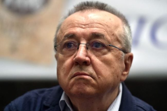 ion-cristoiu,-transportat-de-urgenta-la-spital.-a-alunecat-pe-gheata-si-a-suferit-o-fractura