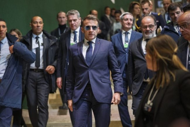 ochelarii-de-soare-purtati-de-macron-la-davos-au-facut-furori-site-ul-producatorului-a-fost-blocat-de-cumparatori.-cat-costa
