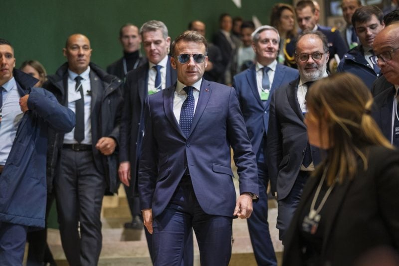 ochelarii-de-soare-purtati-de-macron-la-davos-au-facut-furori-site-ul-producatorului-a-fost-blocat-de-cumparatori.-cat-costa